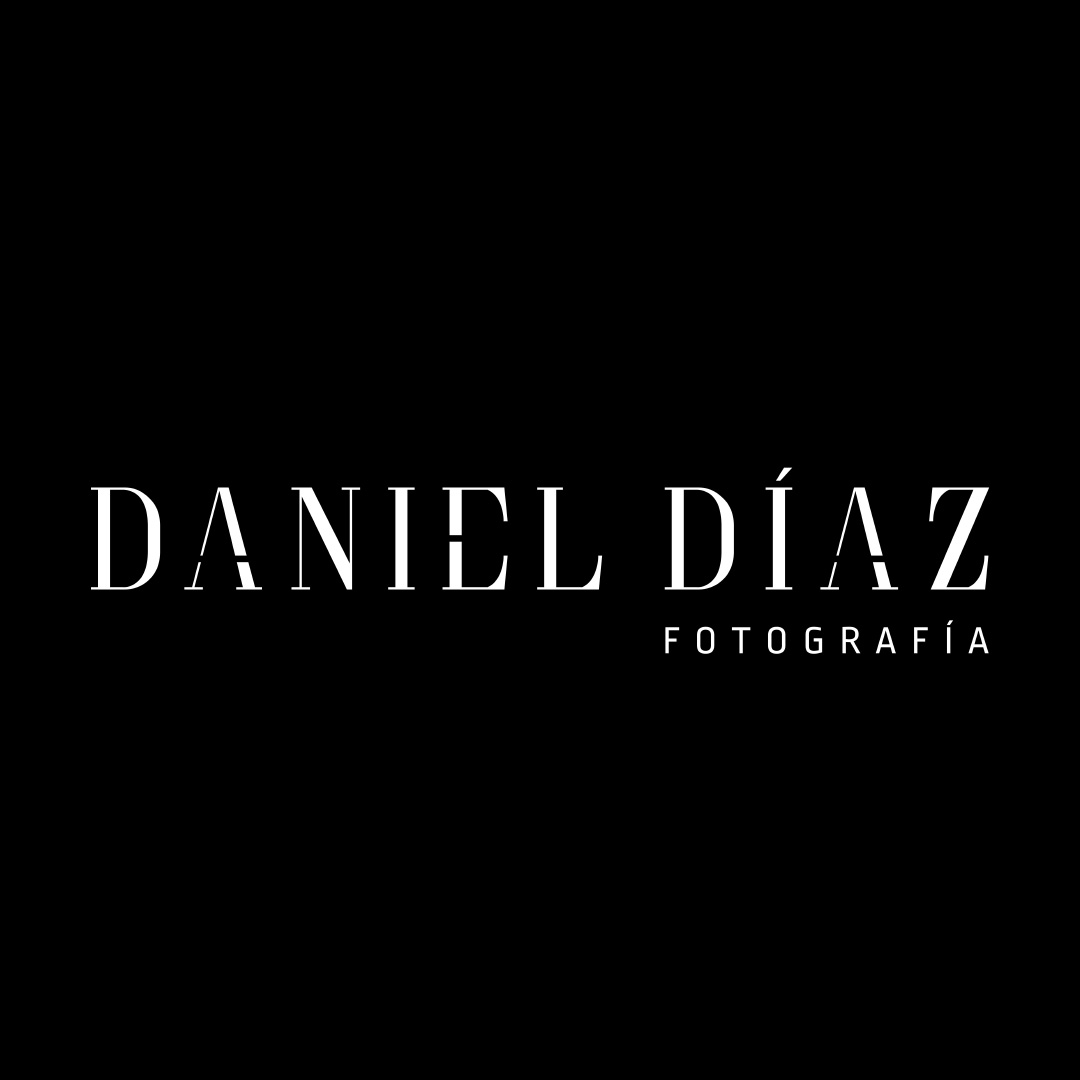 Logotipo de Daniel Díaz Fotografía blanco sobre fondo negro